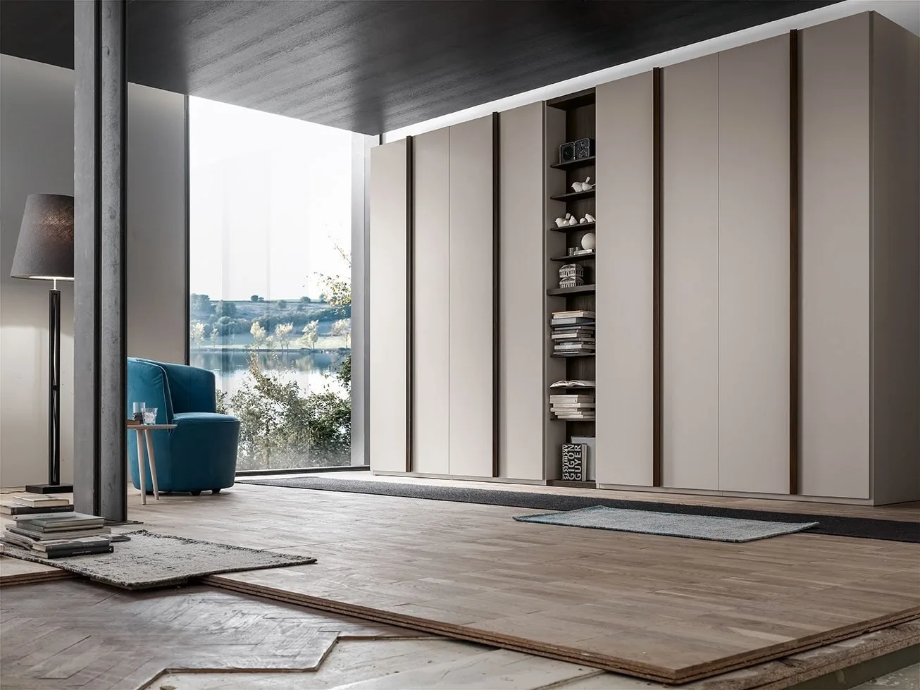 Dulap încorporat deschis la culoare într-un interior minimalist